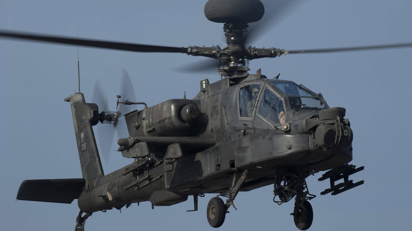 Vorfall auf der A7 in Bayern: Ein US-Militärhelikopter vom Typ Apache hat in der Nähe von Rothenburg ob der Tauber zwei Hochspannungsleitungen durchtrennt. (Symbolfoto)