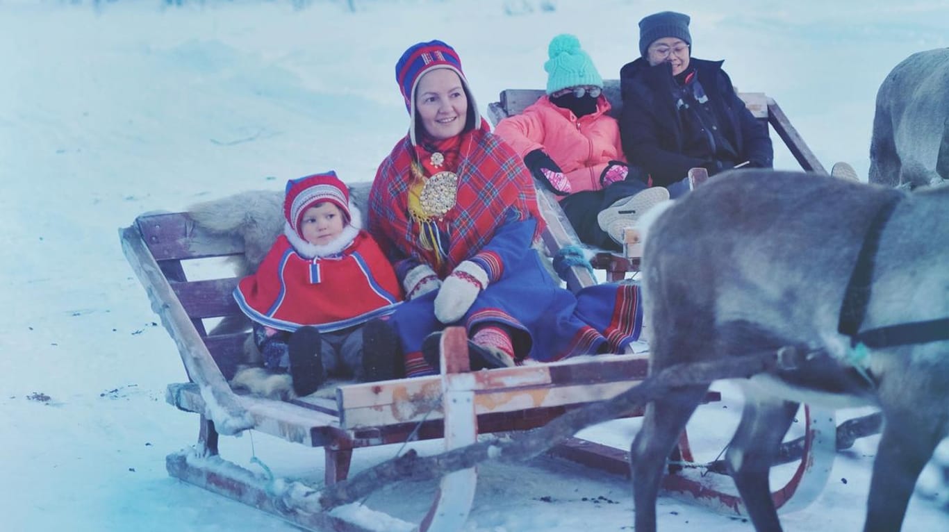 Lene Siri und ihre Tochter: In den Wintermonaten trägt die Familie auch öfter die traditionelle Kleidung der Samen.