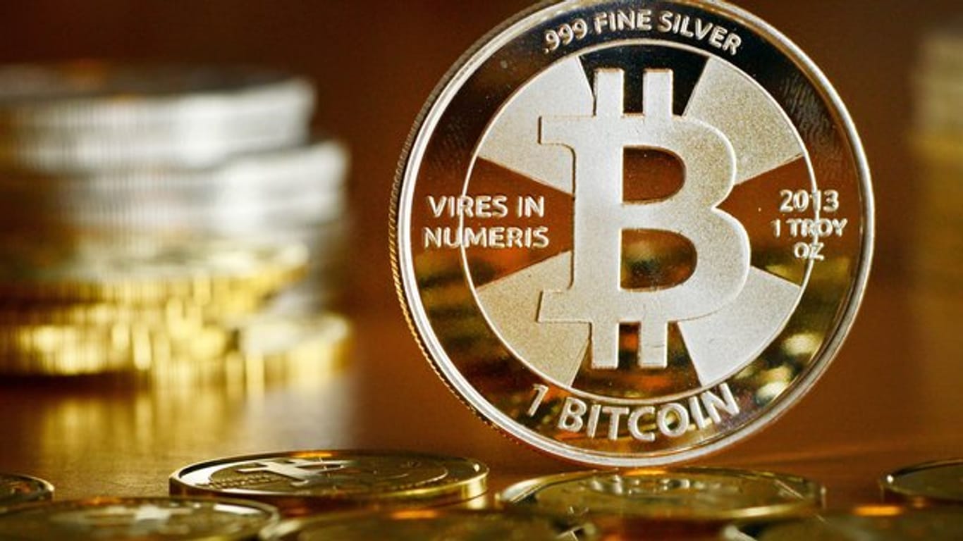 Symbolische Darstellung eines Bitoicn: Der Bitcoin-Kurs rutschte auf der Handelsplattform Bitstamp nun unter 8.440 US-Dollar. Noch im Juni lag er bei knapp 14.000 Dollar.