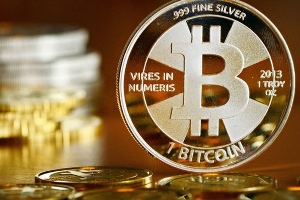 Symbolische Darstellung eines Bitoicn: Der Bitcoin-Kurs rutschte auf der Handelsplattform Bitstamp nun unter 8.440 US-Dollar. Noch im Juni lag er bei knapp 14.000 Dollar.