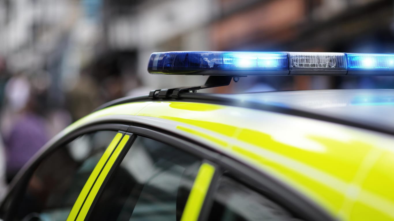 Ein britisches Polizeiauto im Einsatz: Für die Frau kam jede Hilfe zu spät. (Symbolbild)