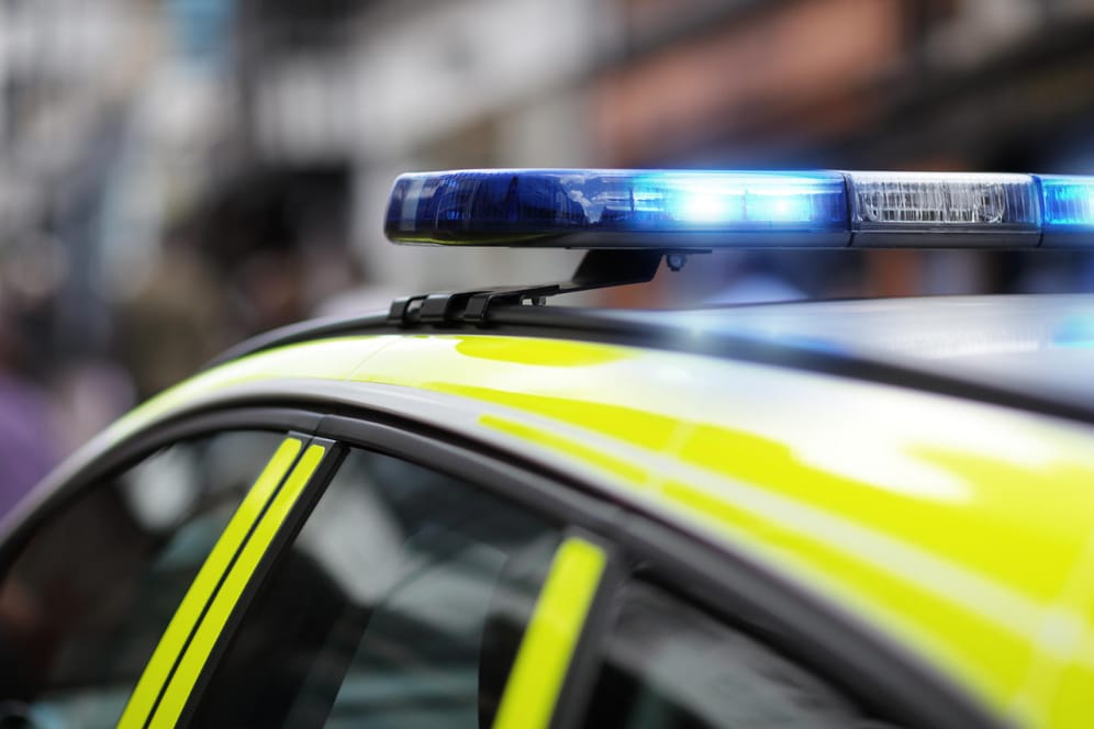 Ein britisches Polizeiauto im Einsatz: Für die Frau kam jede Hilfe zu spät. (Symbolbild)