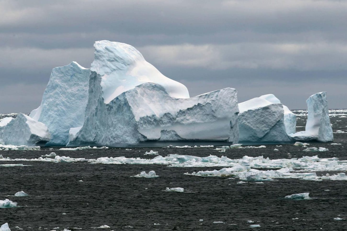 Eisberg in der Antarktis: Die Eisschilde in der Antarktis und auf Grönland sind seit 2006 jährlich um durchschnittlich mehr als 430 Milliarden Tonnen Eis geschrumpft. (Symbolfoto)