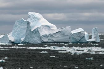 Eisberg in der Antarktis: Die Eisschilde in der Antarktis und auf Grönland sind seit 2006 jährlich um durchschnittlich mehr als 430 Milliarden Tonnen Eis geschrumpft. (Symbolfoto)