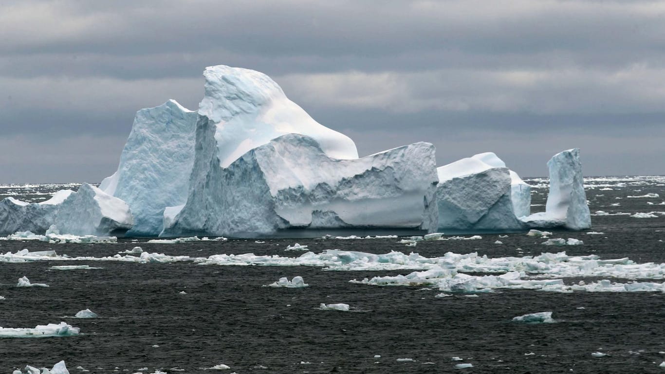 Eisberg in der Antarktis: Die Eisschilde in der Antarktis und auf Grönland sind seit 2006 jährlich um durchschnittlich mehr als 430 Milliarden Tonnen Eis geschrumpft. (Symbolfoto)