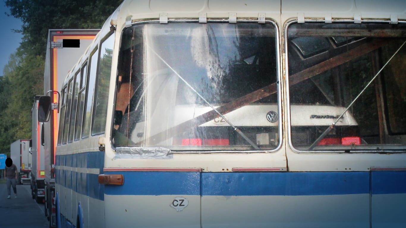 Auto im Oldtimer-Reisebus: Die Polizei stoppte den Fahrer mit dem skurrilen Transport auf der A6 bei Kaiserslautern.