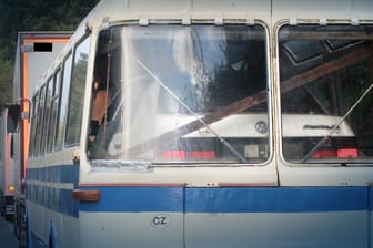 Auto im Oldtimer-Reisebus: Die Polizei stoppte den Fahrer mit dem skurrilen Transport auf der A6 bei Kaiserslautern.