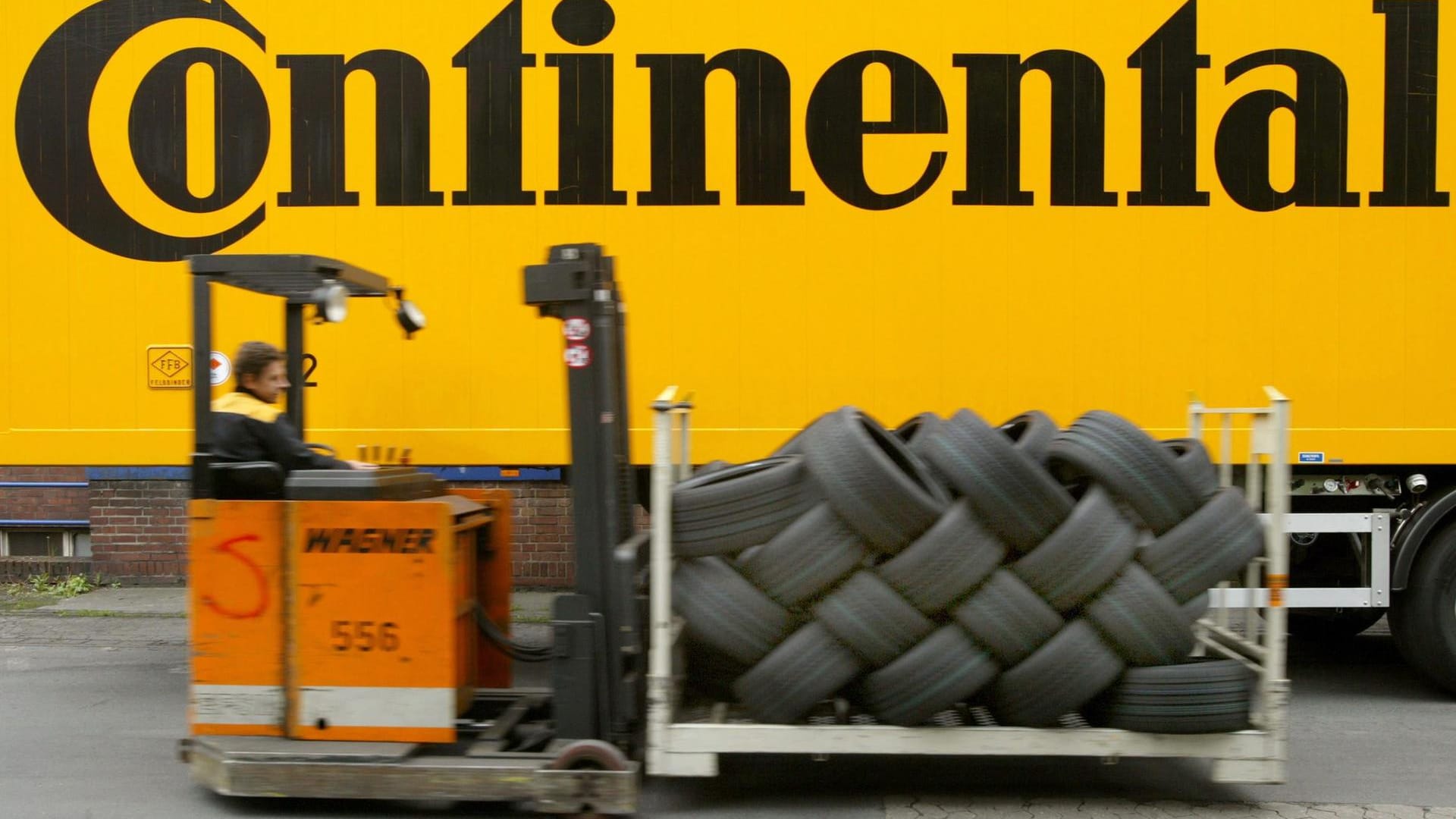 Ein Mitarbeiter bei Continental: Der kriselnde Zulieferer Continental legt ein Sanierungsprogramm auf, von dem etwa ein Zehntel der weltweit rund 244.000 Arbeitsplätze betroffen ist.