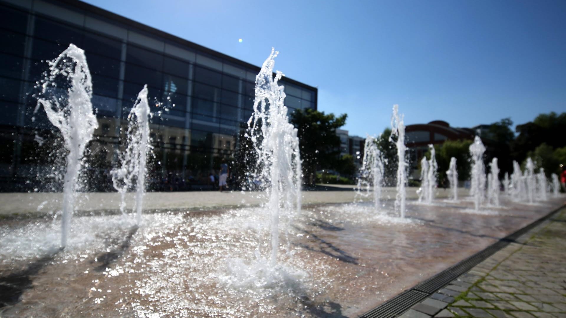 Der Theaterplatz mit Brunnen und Theater: In Erfurt wird Theater groß geschrieben und holt sämtliche Sparten ab.