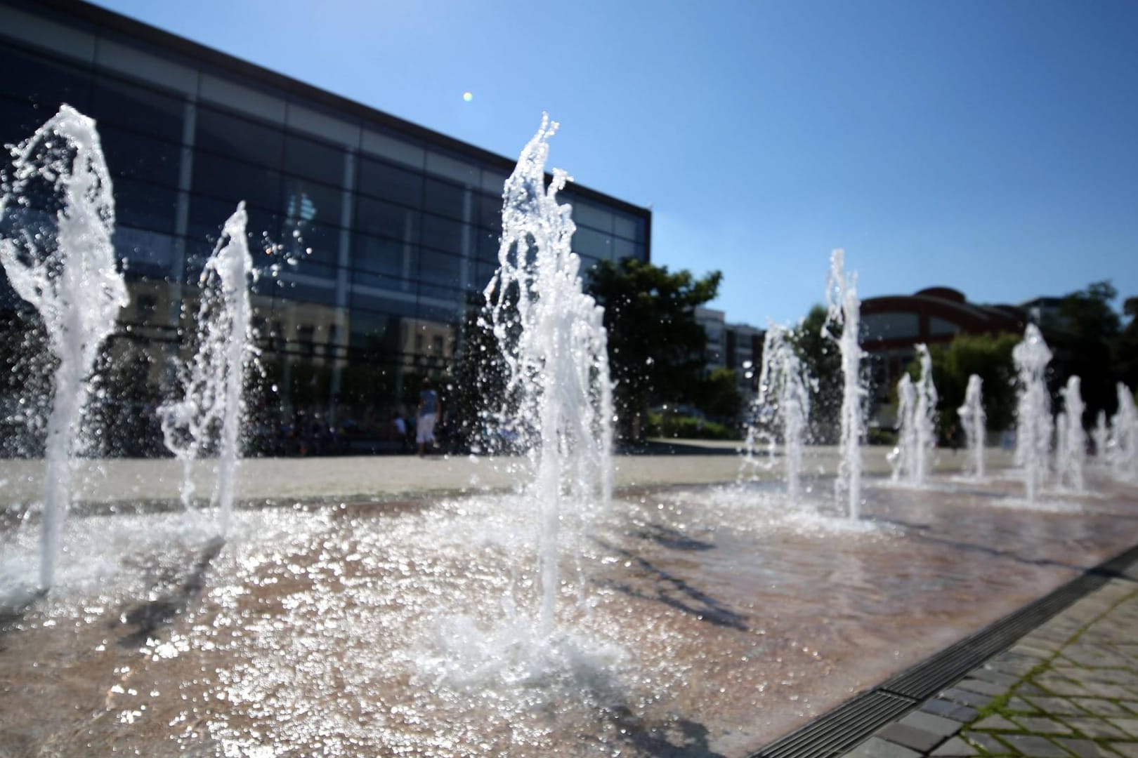 Der Theaterplatz mit Brunnen und Theater: In Erfurt wird Theater groß geschrieben und holt sämtliche Sparten ab.