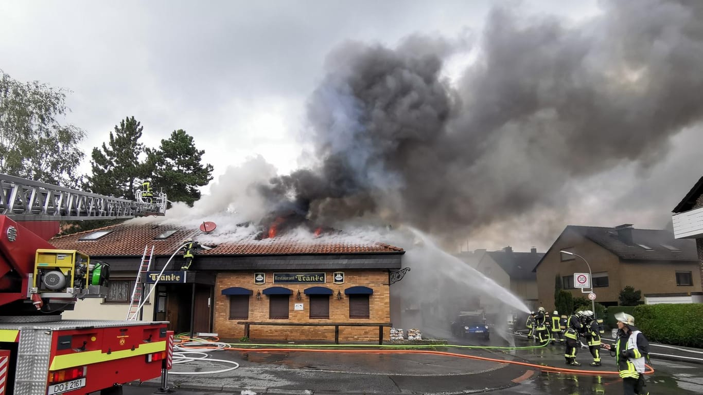 Die Feuerwehr im Einsatz: In Dortmund brennt am Mittwoch eine Gaststätte.