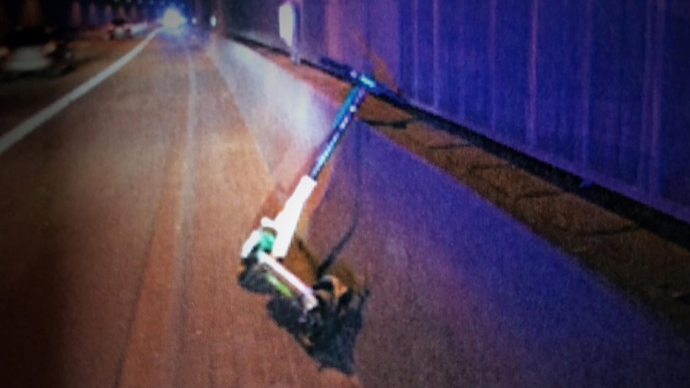 Festnahmen in Nordrhein-Westfalen: Diesen E-Scooter sollen zwei Männer am Montag auf die A40 in Richtung Dortmund geworfen haben.