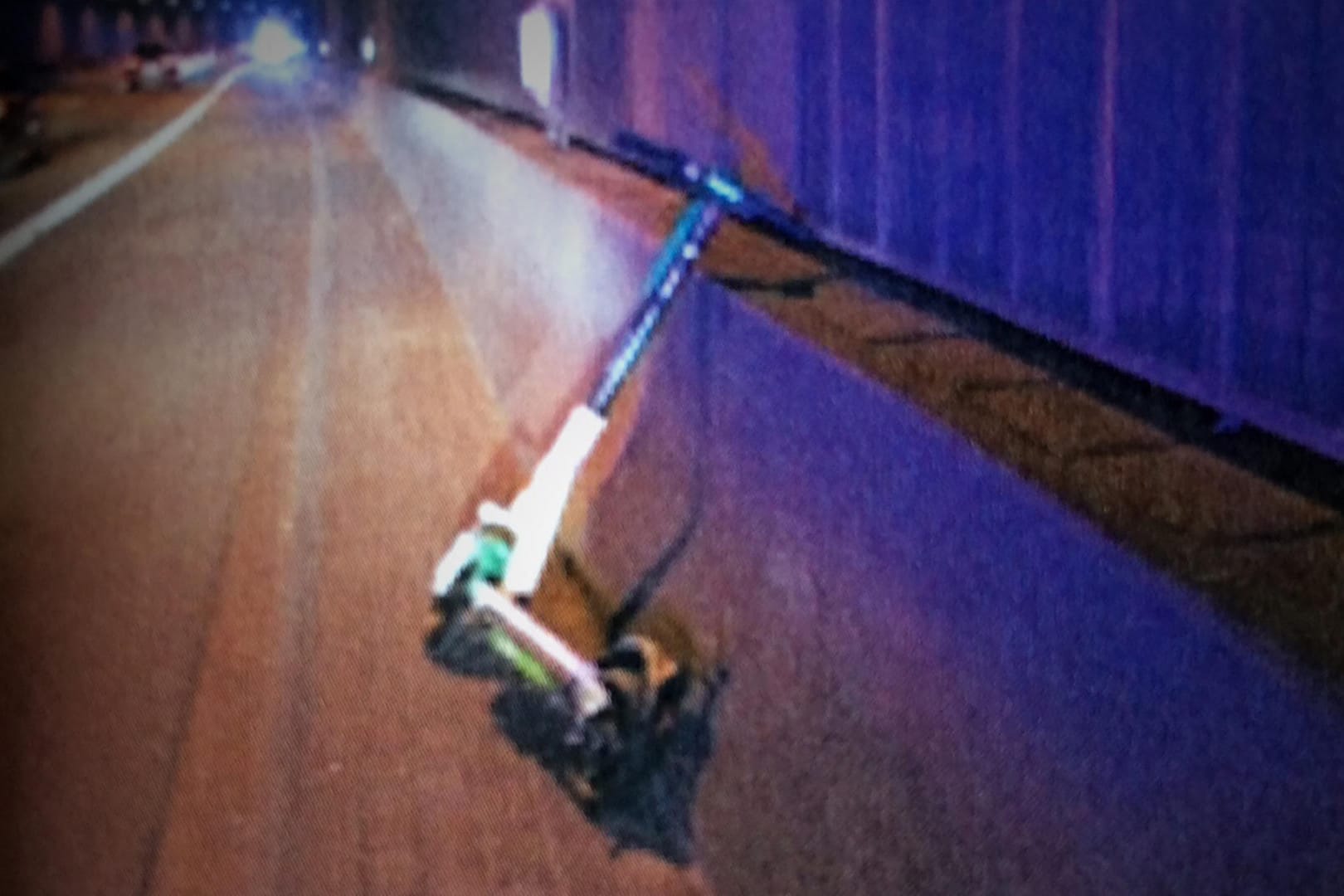 Festnahmen in Nordrhein-Westfalen: Diesen E-Scooter sollen zwei Männer am Montag auf die A40 in Richtung Dortmund geworfen haben.
