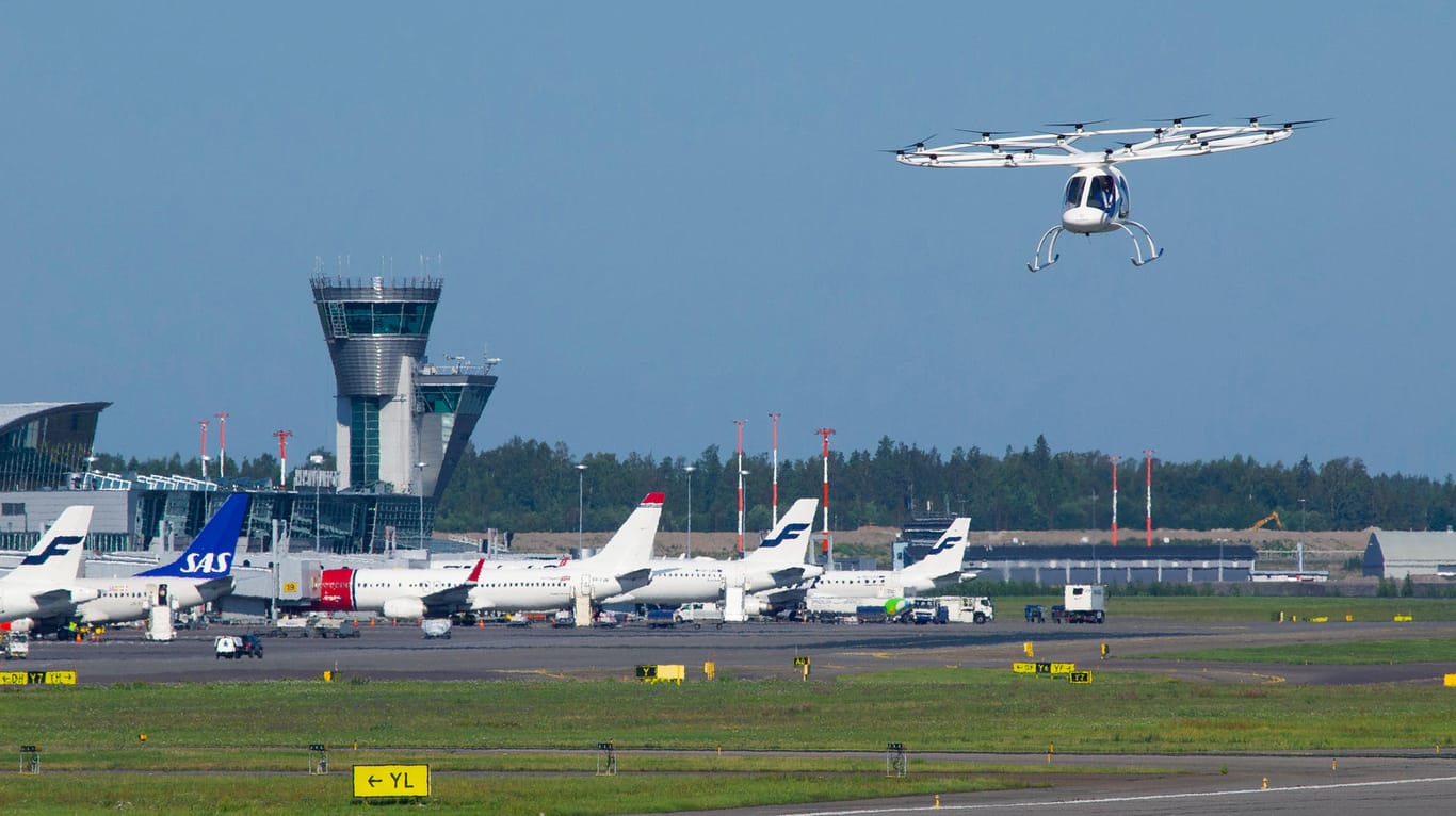 Ein Multikopter am Flughafen Helsinki: Volocopter will Flugtaxis für den Personenverkehr in Städten bauen.