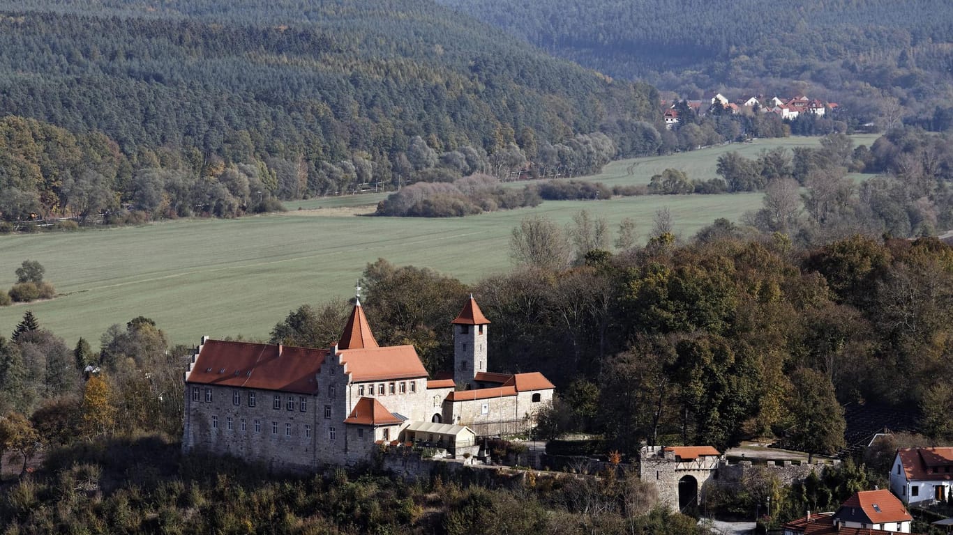 Blick ins Ilmtal mit Niederburg Kranichfeld: Das Ilmtal liegt im Weimarer Land in Thüringen und ist geprägt von historischen Orten, Wäldern und wunderbaren Landschaften.