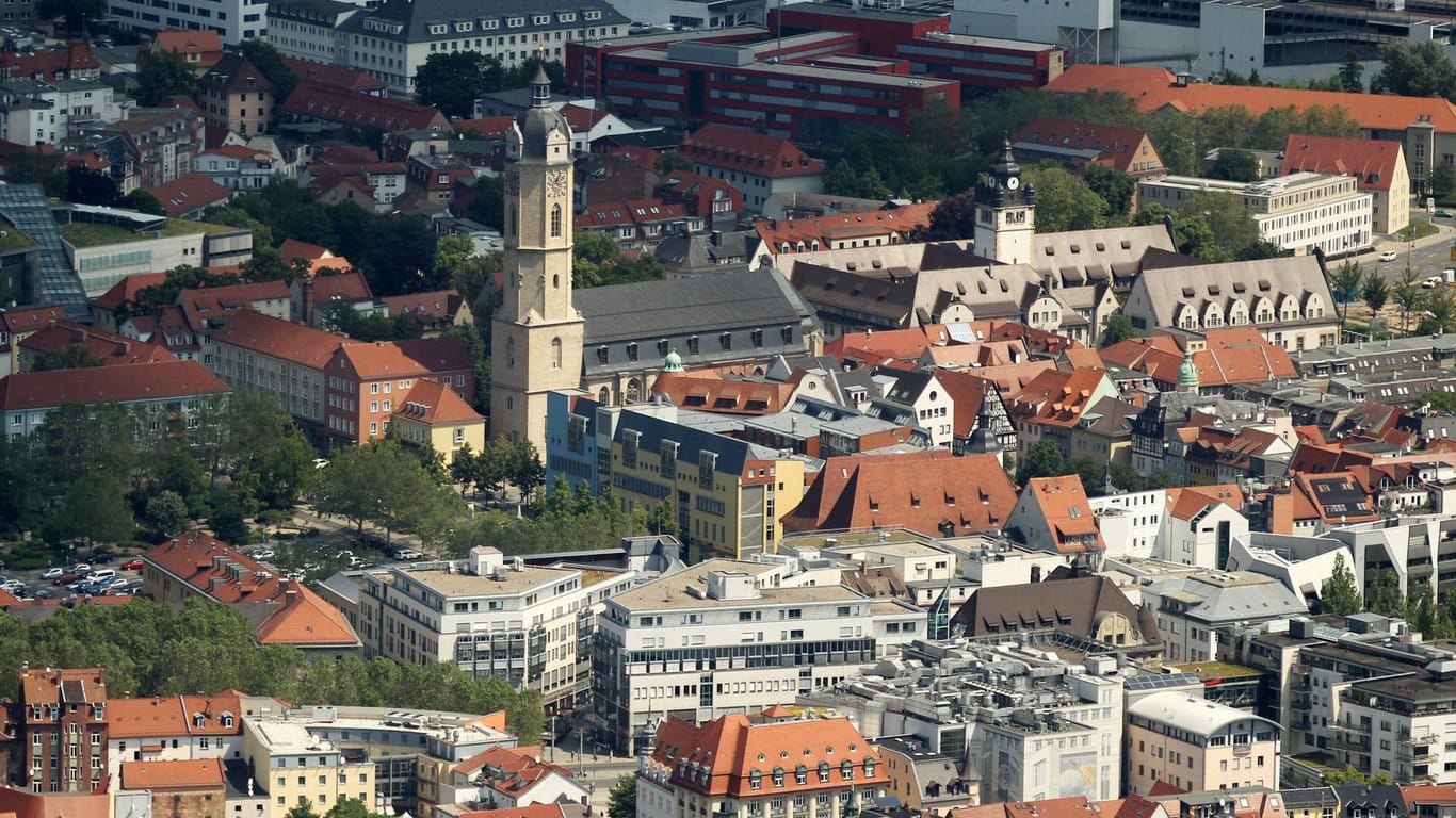 Luftbild von Jena: Man sieht die Innenstadt mit der Stadtkirche St. Michael sowie der Friedrich-Schiller-Universität.