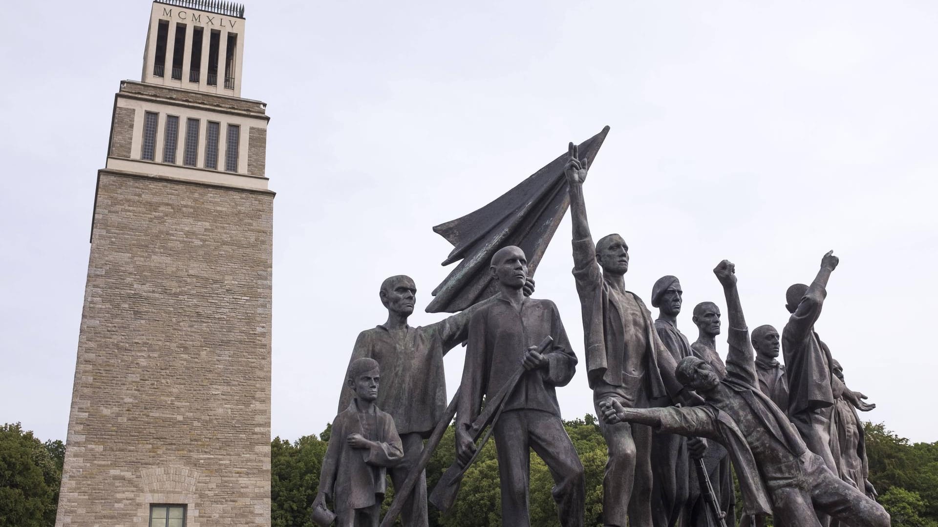 Das Buchenwald-Mahnmal von Fritz Cremer vor dem Glockenturm der Nationalen Mahn- und Gedenkstätte: Es liegt unweit des ehemaligen Konzentrationslagers bei Weimar und wurde vor 61 Jahren eingeweiht.