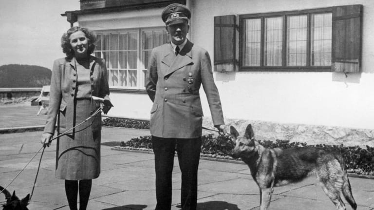 Eva Braun und Adolf Hitler mitsamt seiner Hündin Blondi: Der Diktator hatte seine langjährige Geliebte erst kurz vor dem gemeinsamen Suizid geheiratet.