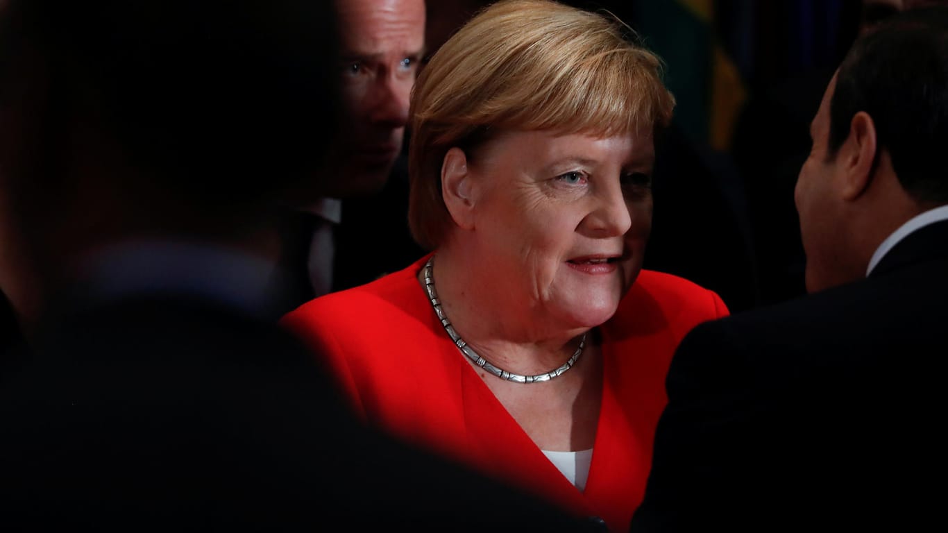 Kanzlerin Angela Merkel: Merkel spreche über die Ukraine, "aber sie tut nichts", sagte Trump laut Gesprächsprotokoll zum ukrainischen Präsidenten.