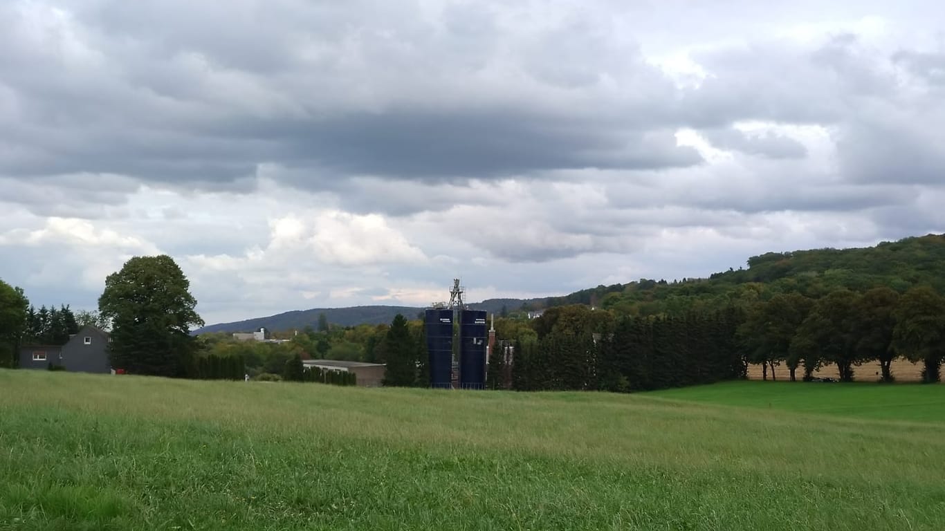 Blick auf die Tierverarbeitungsfirma aus weiterer Ferne: Eine Bürgerinitiative engagiert sich gegen die Geruchsbelästigung, die von dort kommen soll.