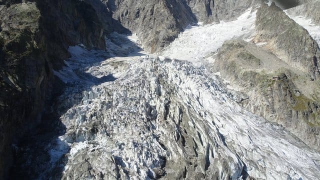 Teile des gewaltigen Planpinceux-Gletschers am Mont Blanc drohen auf italienischer Seite wegen steigender Temperaturen abzustürzen. Teile des gewaltigen Planpinceux-Gletschers am Mont Blanc drohen auf italienischer Seite wegen steigender Temperaturen abzustürzen.