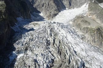 Teile des gewaltigen Planpinceux-Gletschers am Mont Blanc drohen auf italienischer Seite wegen steigender Temperaturen abzustürzen.