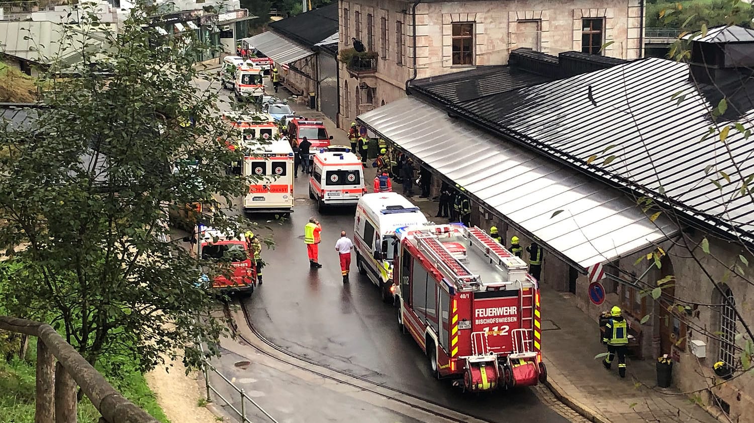 Rettungskräfte dem Salzbergwerk Berchtesgaden: Nach dem Unfall ruht der Betrieb zunächst.