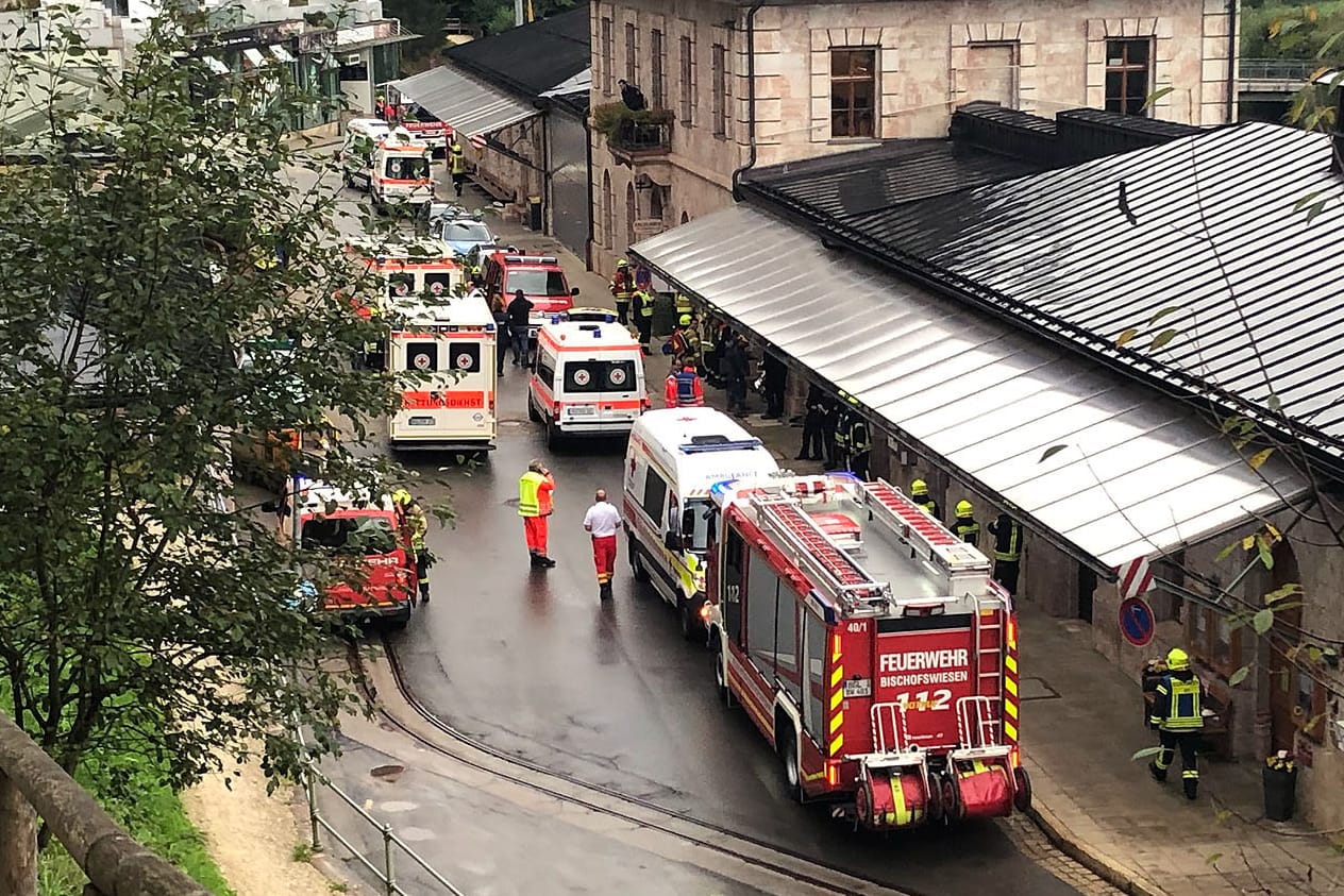 Rettungskräfte dem Salzbergwerk Berchtesgaden: Nach dem Unfall ruht der Betrieb zunächst.