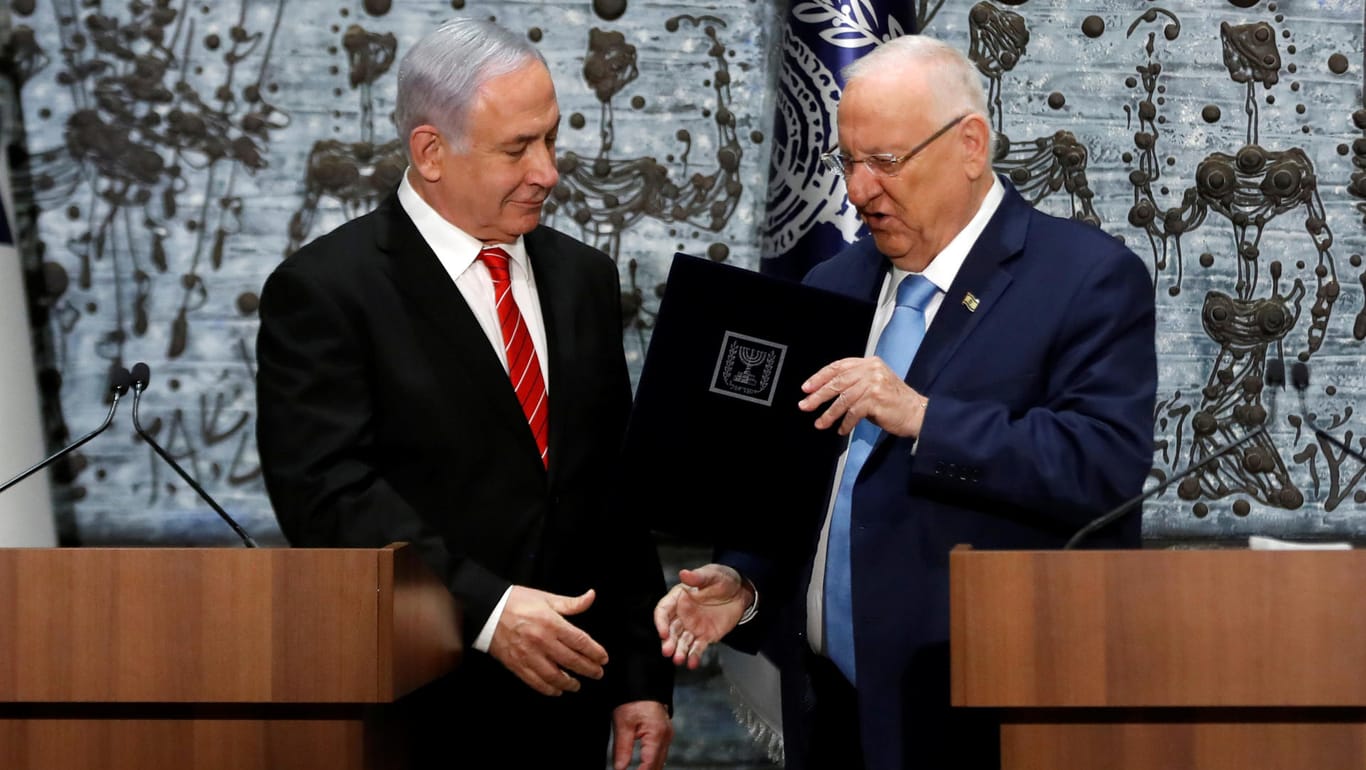 Jerusalem: Israels Präsident Reuven Rivlin (r.) beuaftragt Ministerpräsident Benjamin Netanjahu mit der erneuten Regierungsbildung.
