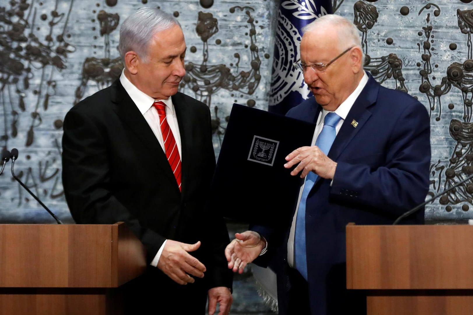 Jerusalem: Israels Präsident Reuven Rivlin (r.) beuaftragt Ministerpräsident Benjamin Netanjahu mit der erneuten Regierungsbildung.