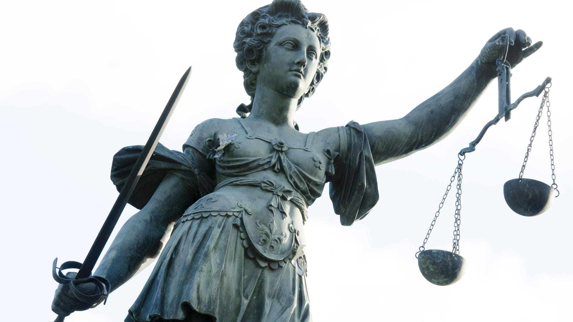 Eine Statue der Göttin Justitia: In Großbritannien kann eine Mutter nicht zum Vater werden.