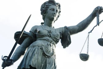 Eine Statue der Göttin Justitia: In Großbritannien kann eine Mutter nicht zum Vater werden.