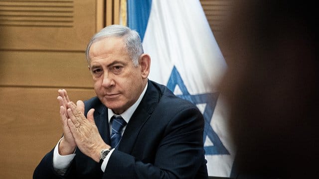 Benjamin Netanjahu hat einen Unterstützer mehr als sein oppositioneller Herausforderer Benny Gantz vom Mitte-Bündnis Blau-Weiß. Benjamin Netanjahu hat einen Unterstützer mehr als sein oppositioneller Herausforderer Benny Gantz vom Mitte-Bündnis Blau-Weiß.