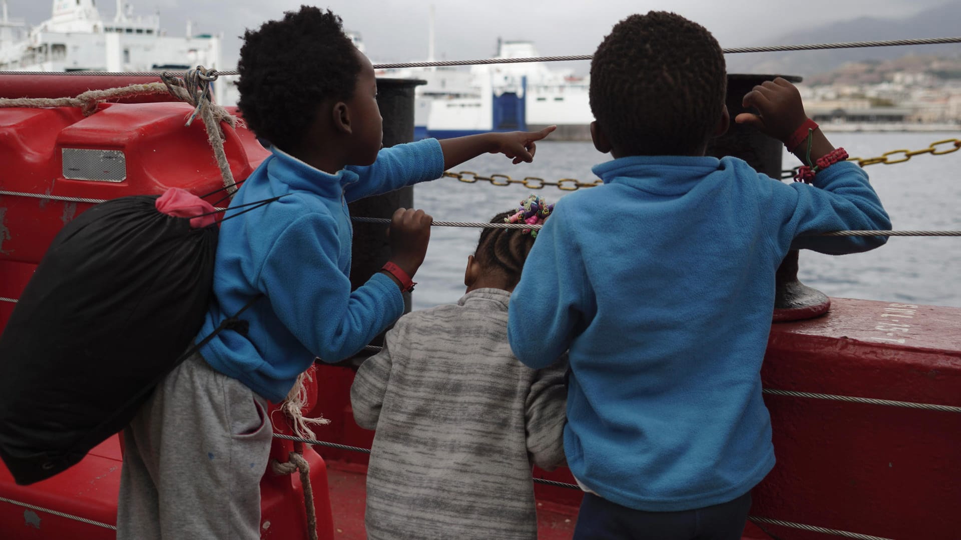 Migranten auf der "Ocean Vicing": 50 Flüchtlinge werden nach Deutschland kommen. Migranten auf der "Ocean Vicing": 50 Flüchtlinge werden nach Deutschland kommen.