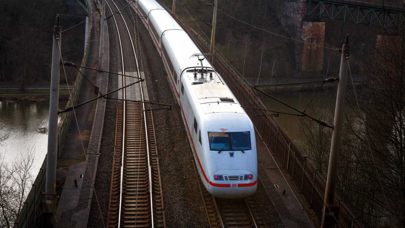 Ein ICE auf der Strecke (Symbolfoto): Bei dem Zug hatte sich kurz nach der Abfahrt in Berlin-Spandau der Stromabnehmer gesenkt.