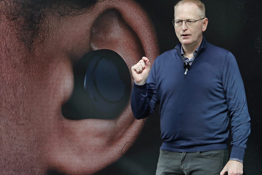 Amazons Geräte-Chef Dave Limp stellt während einer Veranstaltung in Seattle ein Paar Echo Buds, die neuen drahtlosen Ohrhörer des Technologieunternehmens, vor.