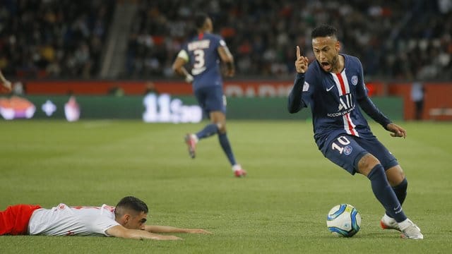PSG-Star Neymar (r) hat Mathieu Cafaro von Stade Reims gefoult. PSG-Star Neymar (r) hat Mathieu Cafaro von Stade Reims gefoult.