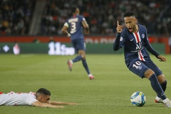 PSG-Star Neymar (r) hat Mathieu Cafaro von Stade Reims gefoult.