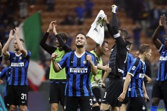 Mailands Spieler jubeln über ihren Sieg im Spiel gegen Lazio Rom.