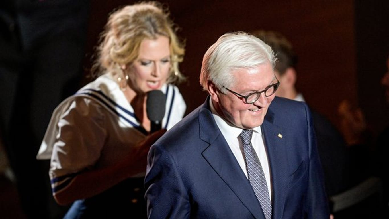 Moderatorin Barbara Schöneberger und Bundespräsident Frank-Walter Steinmeier während der Verleihung des 10.