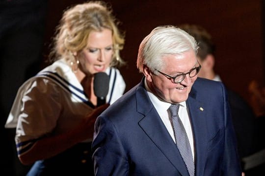 Moderatorin Barbara Schöneberger und Bundespräsident Frank-Walter Steinmeier während der Verleihung des 10.