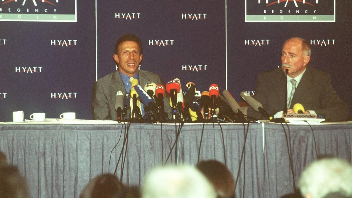 12. Januar 2001: Auf einer Pressekonferenz in Köln gibt Christoph Daum (li.) erstmals Kokain-Konsum zu.