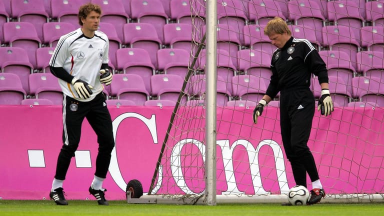 Torhüter Lehmann (li.) und Kahn vor der WM 2006: Der damalige Bundestrainer Jürgen Klinsmann legte sich auf Lehmann als Nummer eins für das Turnier fest.