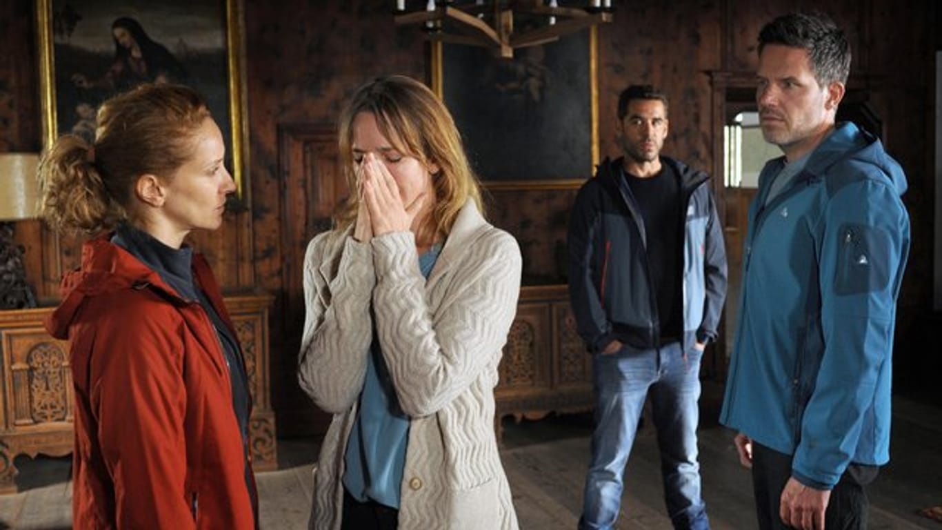 Marisa (Milena Dreissig) und Martin Born (Tim Bergmann, r) fürchten um das Leben ihrer entführten Tochter.