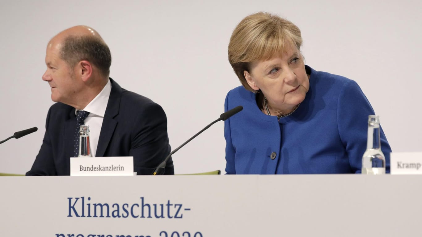 Olaf Scholz, Angela Merkel.