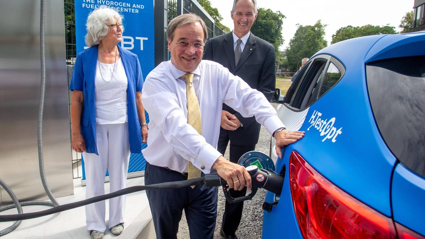 NRW-Ministerpräsident Armin Laschet eröffnet Wasserstoff-Testfeld im Zentrum für Brennstoffzellentechnik an der Universität Duisburg/Essen.