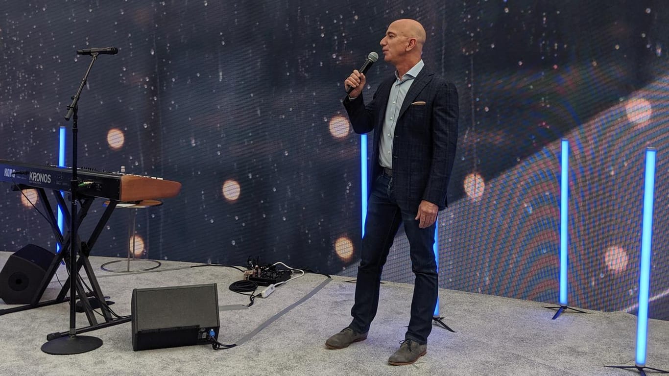 Amazon-Chef Jeff Bezos spricht nach der Produktpräsentation in Seattle zum Publikum: Der Konzern hat zur Vorstellung seiner neuen Echo-Geräte Journalisten aus aller Welt eingeflogen.