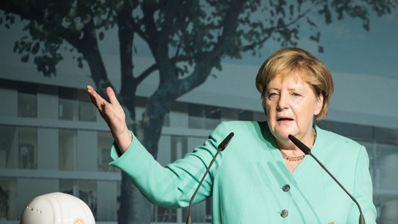 Bundeskanzlerin Angela Merkel spricht auf der Festveranstaltung zur Grundsteinlegung der DFB-Akademie.