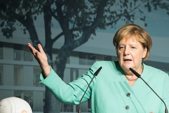 Bundeskanzlerin Angela Merkel spricht auf der Festveranstaltung zur Grundsteinlegung der DFB-Akademie.