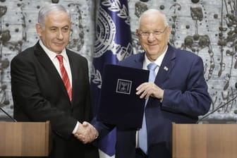 Israels Staatspräsident Reuven Rivlin (r) beauftragt Ministerpräsident Benjamin Netanjahu mit der Regierungsbildung.